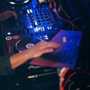 DJ