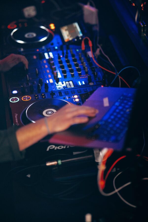 DJ